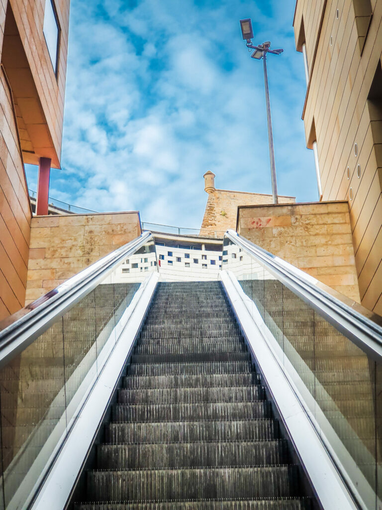 Rolltreppe zur Burg