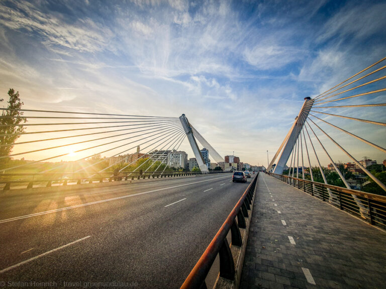 Brücke im Sonnenuntergang