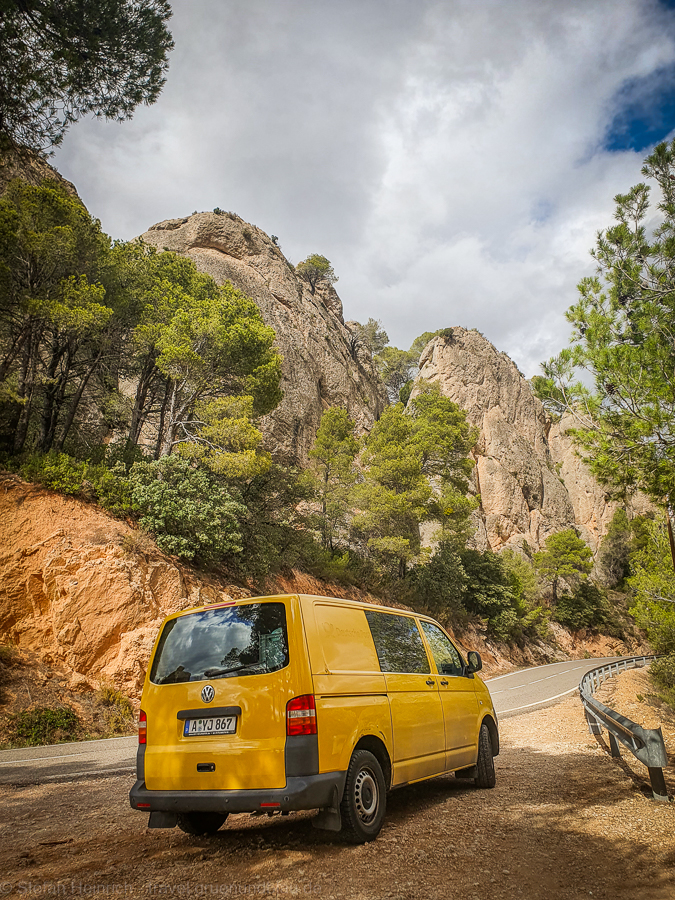 VW-Bus vor einem Berg