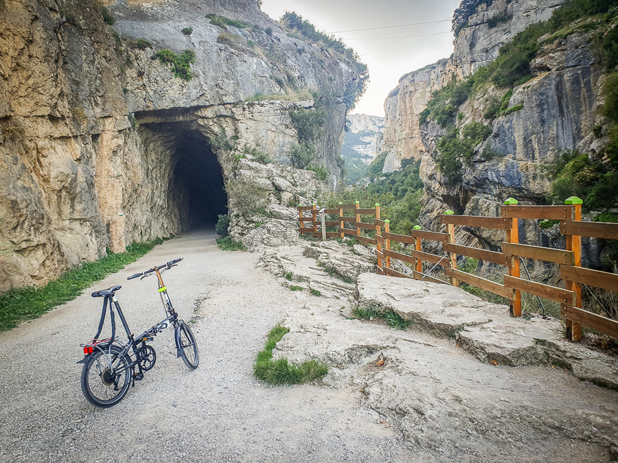 Diese Tunnel wurden für eine Bahnstrecke gebaut. In ihnen herrscht eine vollkommene Dunkelheit. Ich habe niemals vorher so eine Dunkelheit (nicht) gesehen. Ich mache mir eine Challenge daraus und taste mich durch. Nur in winzigen Schritten komme ich voran, bis ich das Licht am Ende sehe und hoffe dabei, dass mir keiner auf diese Art entgegenkommt.