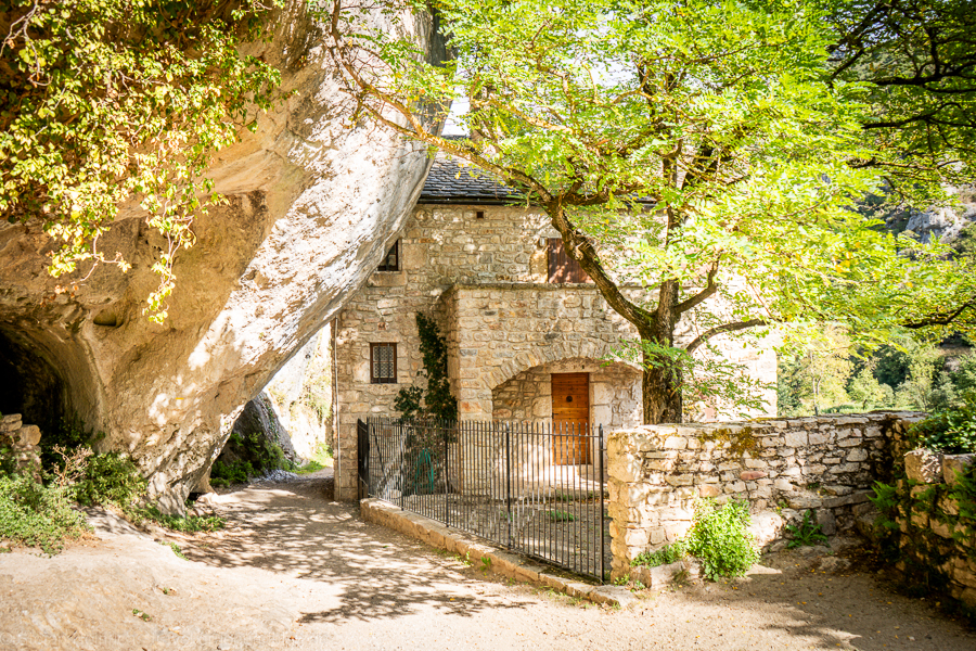 Dorf mit Felsen