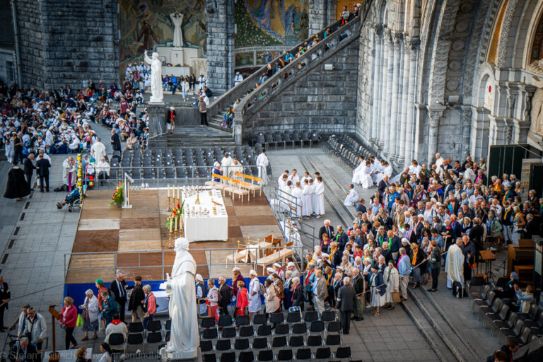 Kirche in Lourdes mit Rosenkranz