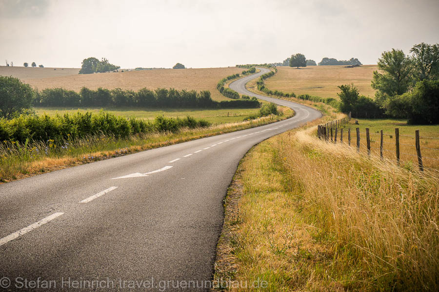 Schöne Straße für Motorradtour durch Frankreich