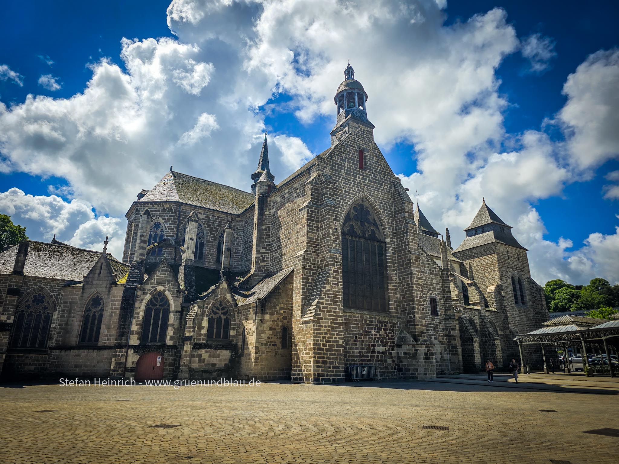 Gott gegen das Finanzamt - eine Geschichte aus Saint-Brieuc