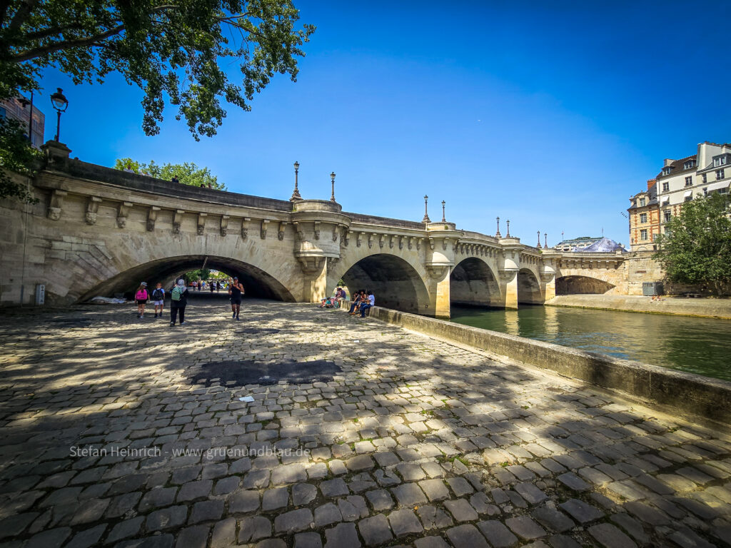 Die schielenden Statuen der Pont Neuf